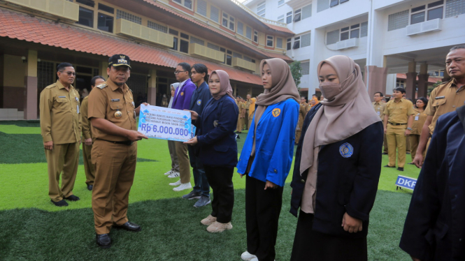 Penyerahan bantuan sosial pendidikan kota tangerang