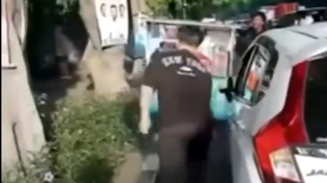 Honda Jazz masuk ke jalur sepeda di Jakarta