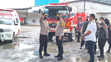 Polisi cek lokasi kebocoran gas di pabrik es tangerang