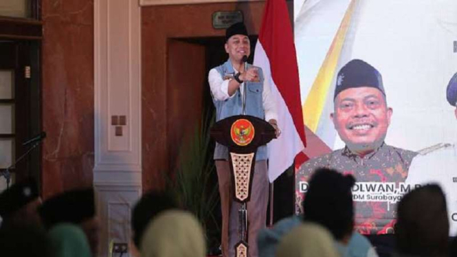 Wali Kota Surabaya Eri Cahyadi pakai rompi biru khas paslon 02 