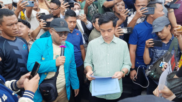 Gibran Rakabuming Raka saat akan menandatangani pakta integritas yang disodorkan korlap aksi demo.