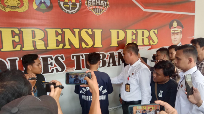 Tersangka pemerkosa keponakan saat dirilis polisi di Polres Tuban. (Foto: Imron Saputra/Viva Jatim)