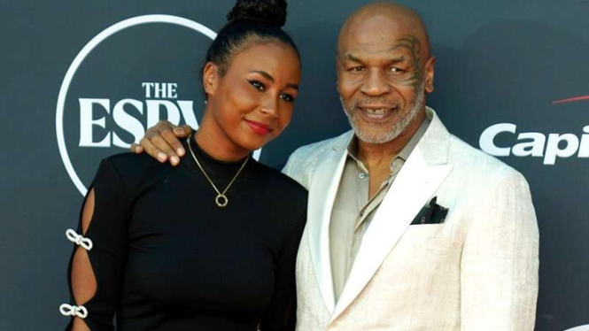Mike Tyson dan istrinya Lakiha Spicer