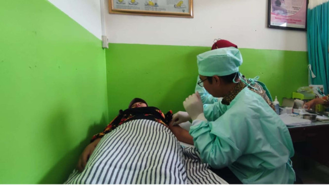 Kepala BKKBN Hasto Wardoyo melakukan pelayanan KB di UPTD Puskesmas Purwodadi