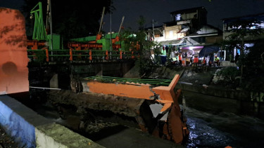 Pos pantau Pintu Air Palmerah, Jakarta Barat, ambrol lantaran bangunan sudah keropos pada Senin 5 Februari 2024 sekitar pukul 14.30 WIB. 