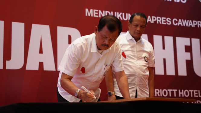 Eks KSAU Marsekal (Purn) Agus Supriatna (Kanan), bersama Eks Wakil KSAU Marsdya (Purn) Dede Rusamsi