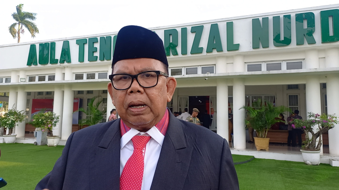 Ketua DPRD Sumut Baskami Ginting saat diwawancarai wartawan di depan Aula Tengku Rizal Nurdin, rumah Dinas Gubernur Sumut.