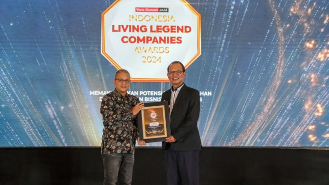 Presiden Direktur PT Sentul City Tbk, menerima penghargaan 