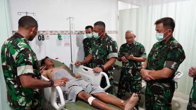 Pangdam XVII/Cenderawasih saat membesuk korban penembakan 