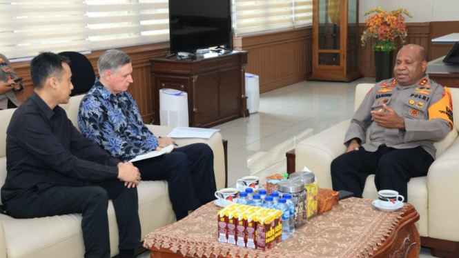 Dubes Selandia Baru, Kevin Jeffry Burnet bertemu dengan Kapolda Papua Irjen Pol Mathius D Fakhiri dan jajaran untuk membahas upaya pembebasan pilot Susi Air, Philip Mark Merhtens (sumber: istimewa)