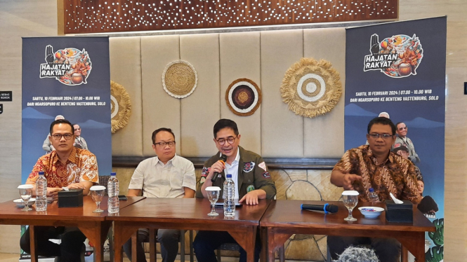 Ketua TKN Ganjar-Mahfud, Arsjad Rasjid didampingi Deputi Kanal Media TPN Ganjar Mahfud, Karaniya Dharmasaputra saat jumpa pers di Solo