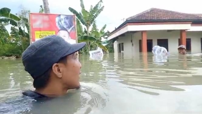 Warga Demak saat banjir. 