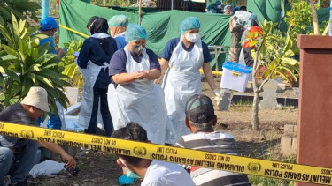 Petugas bongkar makam Fitrah Septia Ababil