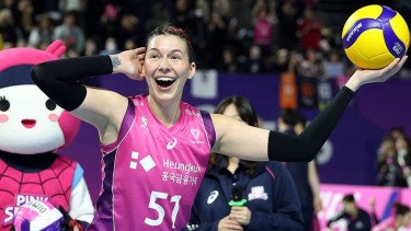 Willow Johnson bersama Pink Spiders