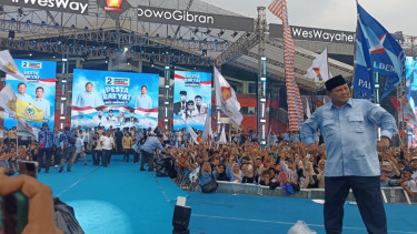 Momen capres nomor urut dua, Prabowo Subianto joget usai orasi dalam kampanye akbar di Stadion Gelora Delta Sidoarjo, Jawa Timur, Jumat, 9 Februari 2024