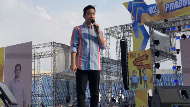 Calon wakil presiden Gibran Rakabuming Raka saat menyampaikan visi dan misi di hadapan pendukungnya dalam kampanye akbar bertajuk 