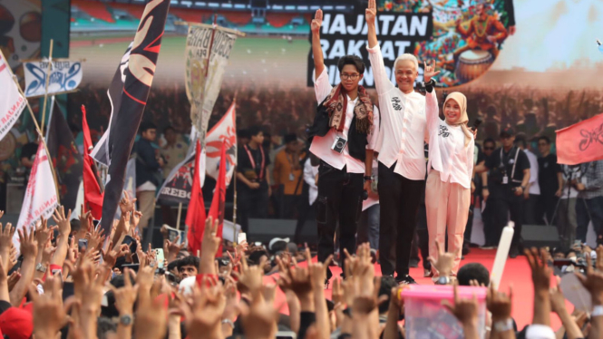 Capres nomor urut tiga Ganjar Pranowo bersama istri dan anak kampanye di Bogor