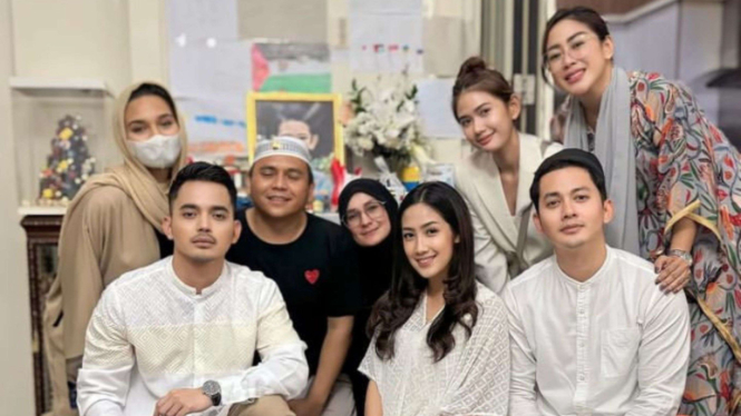 Tamara Tyasmara bersama rekan-rekannya