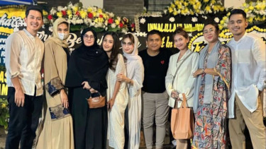 Tamara Tyasmara bersama rekan-rekannya