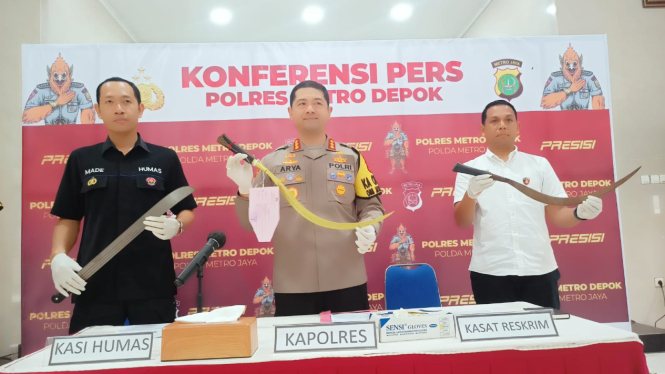 Polisi memperlihatkan senjata tajam yang digunakan untuk tawuran pelajar di Depok