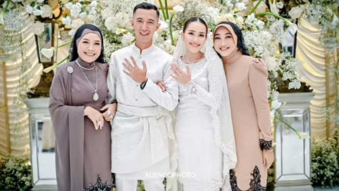 Momen lamaran Ayu Ting Ting.