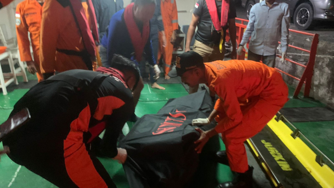 Tim SAR gabungan saat melakukan evakuasi jasad Syamsul.(istimewa/VIVA)