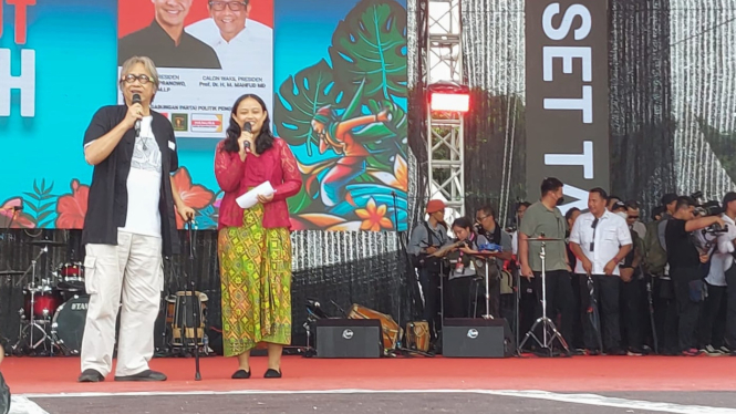 Butet Kertaradjasa dan putri Widji Thukul, Fitri Nganthi Wani hadiri kampanye Ganjar-Mahfud di Benteng Vastenburg, Solo.