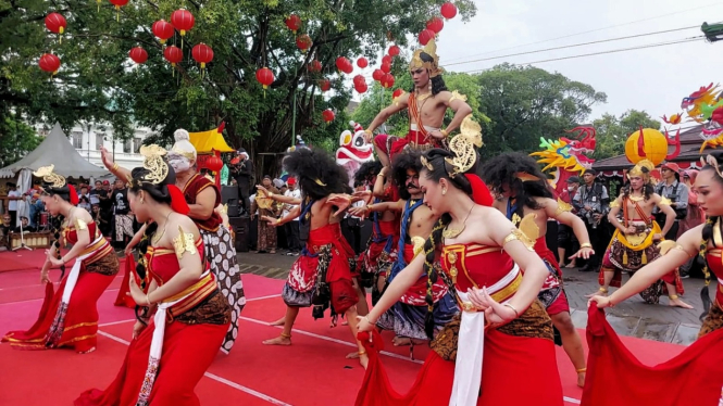 Pentas wayang orang menyambut kirab paslon Ganjar-Mahfud di delan Balai Kota Solo