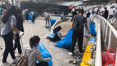 Para Pendukung Prabowo-Gibran Inisiatif Bersihkan Sampah di GBK: Panggilan Hati