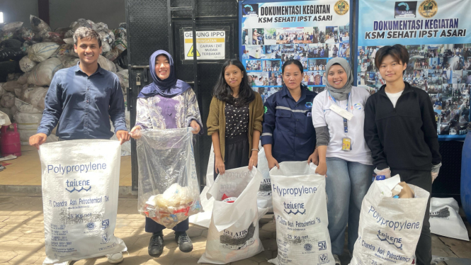 Mahasiswa kelola sampah plastik.