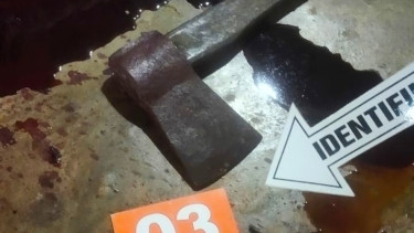 Barang bukti kapak di temukan petugas kepolisian di lokasi kejadian.(istimewa/VIVA)