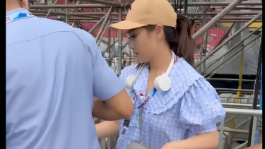 Nagita Slavina mengumpulkan sejumlah sampah usai acara kampanye akbar di GBK