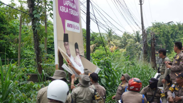 Pencopotan APK Capres nomor urut 1 oleh Satpol PP dan Bawaslu Kabupaten Tangerang