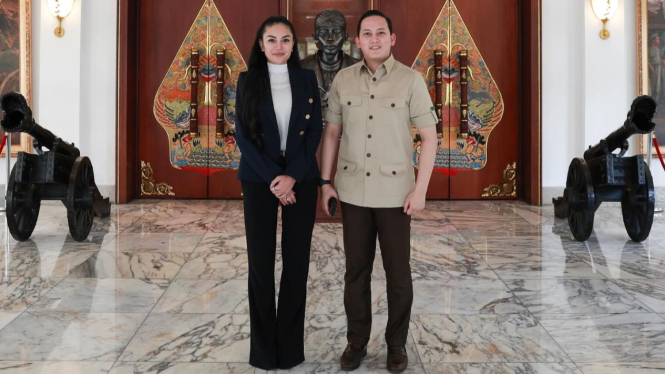 Pose Nikita Mirzani bersama Rizky Irmansyah