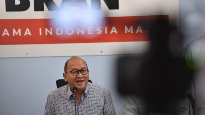 Ketua Tim Kampanye Nasional (TKN) Prabowo-Gibran, Rosan Roeslani dalam konferensi pers di Media Center TKN, Jakarta Selatan, Minggu, 11 Februari 2024