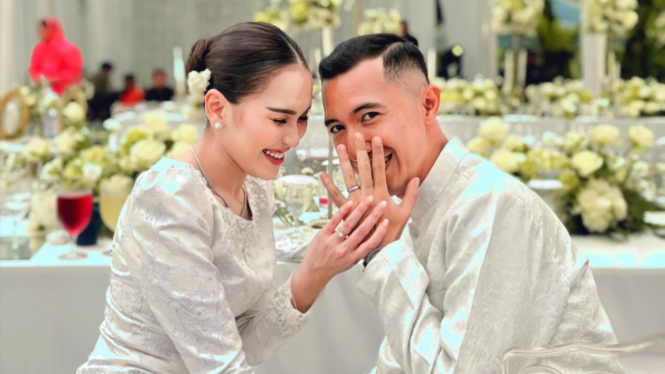 Pose Muhammad Fardhana bersama Ayu Ting Ting seusai bertunangan