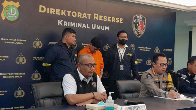 Yudha Arfandi atau YA (tengah baju tahanan orange), pacar Tamara Tyasmara yang ditetapkan sebagai tersangka kasus pembunuhan Raden Andante Khalif Pramudityo atau Dante di kolam renang di kawasan Duren Sawit, Jakarta Timur