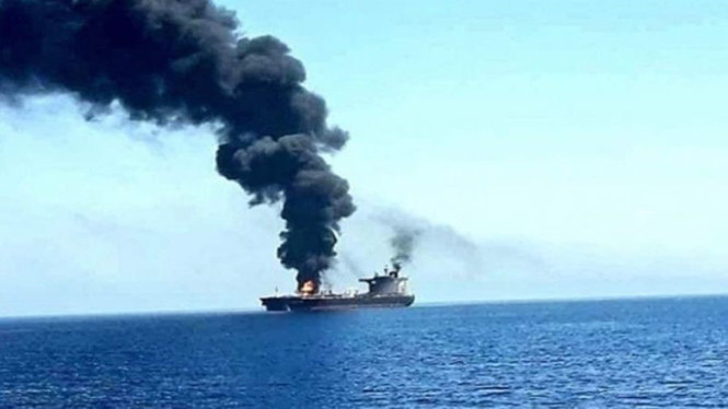 VIVA Militer: Kapal Yunani meledak dihantam rudal milisi Houthi