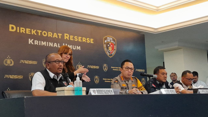 Dirreskrimum Polda Metro Jaya, Kombes Pol Wira Satya Triputra (kiri) dalam konferensi pers