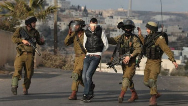 VIVA Militer: Tentara Israel menangkap pemuda Palestina