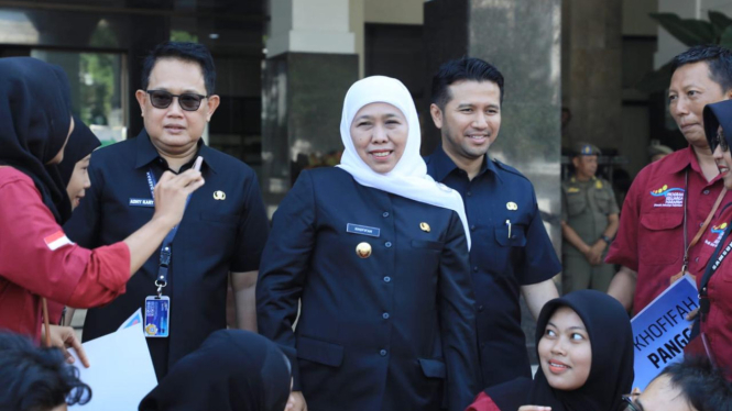 Khofifah Indar Parawansa dan Emil Dardak saat pamitan karena masa jabatannya sebagai Gubernur Jatim berakhir. (Humas Pemprov Jatim)
