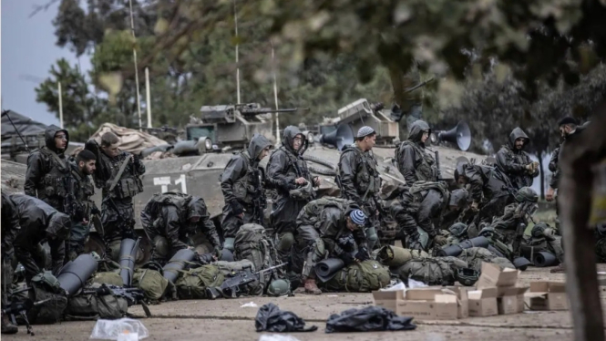 Tentara Israel, tank, howitzer dan kendaraan lapis baja terlihat ketika mobilitas militer Israel terus berlanjut di perbatasan Gaza, di Nahal Oz (Doc: Anadolu Ajansi)