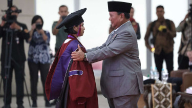 Prabowo Subianto dan salah seorang wisudawati Unhan