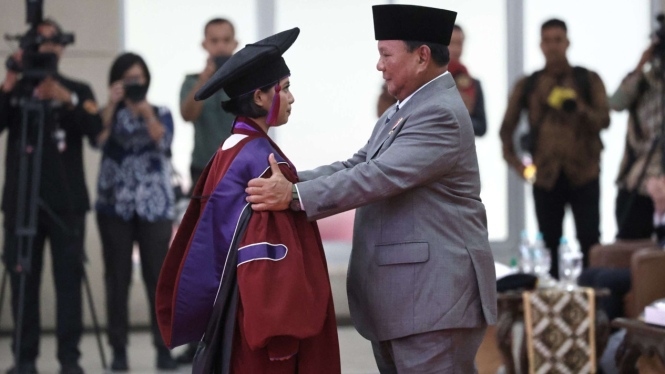Prabowo Subianto dan salah seorang wisudawati Unhan
