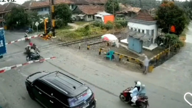 Pengendara motor terobos perlintasan kereta api