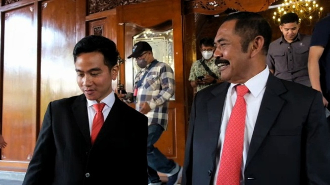 Momen keakraban Gibran dan FX Rudy saat hadiri upacara Peringatan Hari Jadi Pemkot Solo pada Jumat, 16 Juni 2023