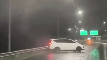 Hendak Mendahului, Mobil Ini Oleng Akibat Jalan Licin