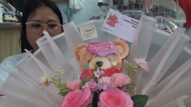 Perajin merangkai buket pesanan jelang Valentine.