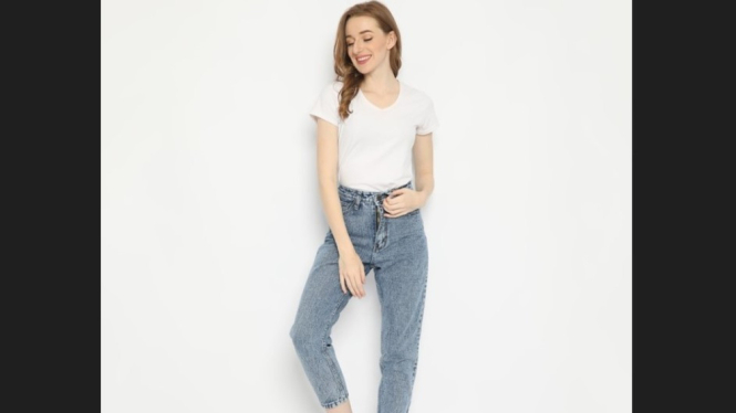 Kaos oblong dan celana jeans
