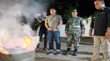 Pj. Bupati Sinjai T.R. Fahsul Falah (kanan) menyaksikan pemusnahan surat suara pemilu 2024 yang rusak di KPU Sinjai